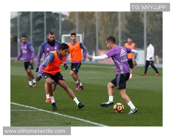 小黑化身足球明星模仿秀精彩瞬间回顾与技巧分析