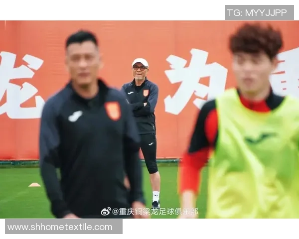 重庆足球队技术争议引发热议球迷与专家观点碰撞激烈 重庆足球队技术争议引发热议球迷与专家观点碰撞激烈