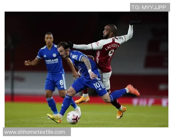 最近崛起的足球明星们如何在赛场上展现惊人实力与魅力